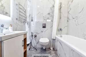 Большая двухкомнатная Люкс возле вокзал НУРЛЫЖОЛ في أستانا: حمام أبيض مع مرحاض ومغسلة