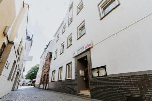 un edificio en una calle al lado de una acera en Gemütliche Ferienwohnung im historischen Gästehaus, en Boppard