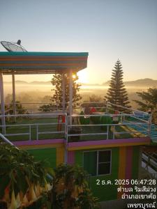 Η ανατολή ή δύση του ηλίου όπως φαίνεται από αυτός ο ξενώνας ή από εκεί κοντά