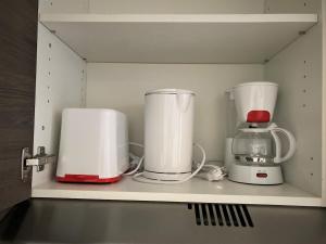 drei Geräte stehen auf einem Regal in einer Küche in der Unterkunft Studio dans l'hypercentre de Limoges in Limoges