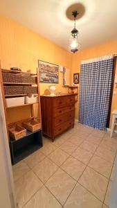 Charmant T2 à 100m de la plage في بينوديه: مطبخ مع خزانة خشبية في الغرفة