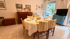 Et tv og/eller underholdning på Charmant T2 à 100m de la plage + 7 billeder