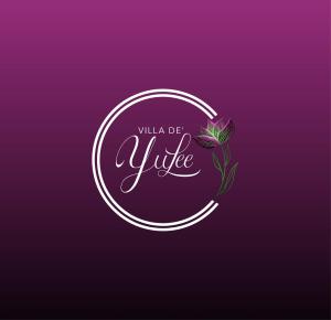 um círculo roxo com uma flor rosa dentro. em Villa De'YuLee em Negombo