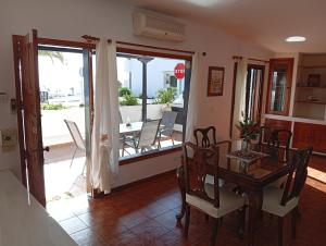 een eetkamer met een tafel en uitzicht op een terras bij Casa Brisamar in Puerto del Carmen