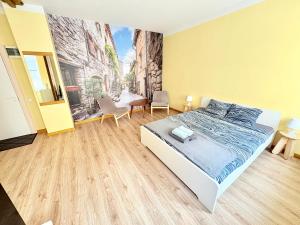 Un dormitorio con una cama grande en una habitación. en Fresh Apartments - Comfortable City Stays in Riga, en Riga