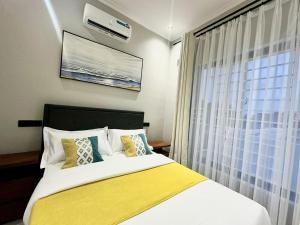 Giường trong phòng chung tại 1BDRM Apartment Mbezi Beach Africana +16 ảnh