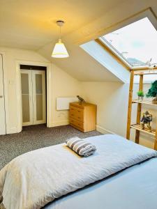 Postel nebo postele na pokoji v ubytování Central Retreat on Sauchiehall Street + 5 fotografií