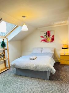 Postel nebo postele na pokoji v ubytování Central Retreat on Sauchiehall Street