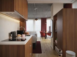 een kamer met een keuken en een woonkamer bij Numa Rotterdam Coolsingel in Rotterdam