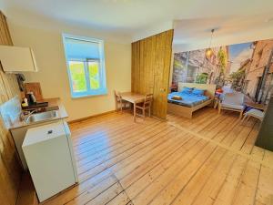 Una habitación con cocina y sala de estar. en Fresh Apartments - Comfortable City Stays in Riga, en Riga