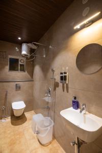 Ванная комната в RR Home's, 2BHK-II Near US Consulate, Gachibowli