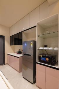 Кухня или мини-кухня в RR Home's, 2BHK-II Near US Consulate, Gachibowli
