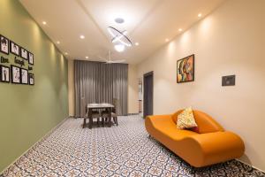 RR Home's, 2BHK-II Near US Consulate, Gachibowli في حيدر أباد: غرفة معيشة بها أريكة وطاولة +12 صورة