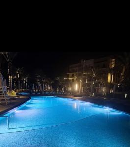 Бассейн в two bed room apartment address beach resort Fujairah1401&2507&1206 или поблизости