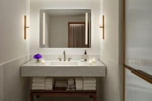 Koupelna v ubytování The Lake Como EDITION