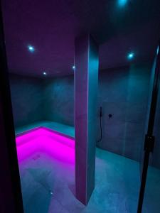 Galería fotográfica de Suite Privée Romantique - Jacuzzi & Hammam en Bonneville 3 fotos más