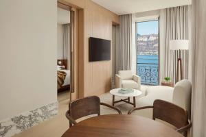 TV a/nebo společenská místnost v ubytování The Lake Como EDITION