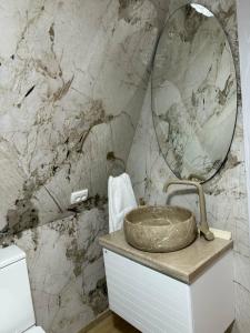 Un baño de კოტეჯი ალტიმო