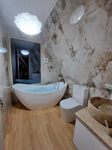 Un baño de კოტეჯი ალტიმო