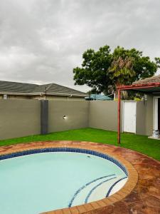 Que Self Catering Apartments - Block7 في غابورون: حوض سباحة في ساحة منزل