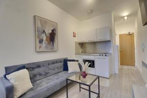 Η κουζίνα ή μικρή κουζίνα στο Aylward Queen Street Apartments Studios Near City Centre, Gunwharf Quays