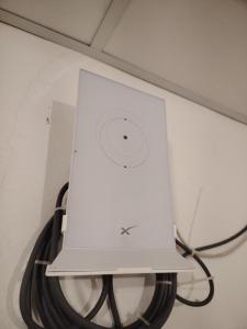 Casa Wili Taboga في تابوغا: جهاز كمبيوتر محمول أبيض موجود فوق الرف