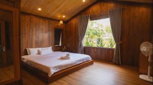 Una cama o camas en una habitación de B37- Villa nguyên căn