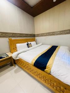 Postel nebo postele na pokoji v ubytování Neelam Water View Hotel + 7 fotografií