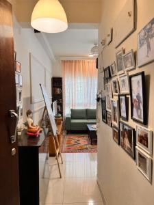 Una sala de estar con un cuadro en la pared. en Aesthetic Modern 2BHK Work & Relax Balcony Views, en Jāmb