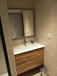 Maison de vacances en Ardèche في Pailharès: حمام مزود بحوض ومِرآة