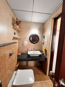 un baño con lavabo e inodoro en Aesthetic Modern 2BHK Work & Relax Balcony Views, en Jāmb
