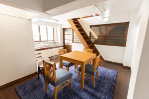 a kitchen and dining room with a table and chairs at 御太刀屋 in Oishi