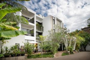 Un edificio blanco con plantas delante. en The Calm Oasis, en Siem Reap 109 fotos más
