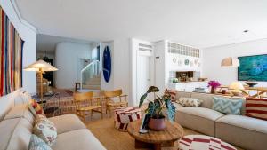 een woonkamer met een bank en een tafel bij Quinta do Lago, Victory Village N 63 in Almancil