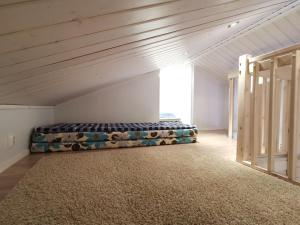 una camera da letto con un letto al centro della stanza di Villa Aurora a Syöte