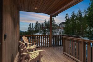 zwei Stühle auf einer Terrasse mit Blick auf die Berge in der Unterkunft Motoppen Trysil Aparments in Trysil