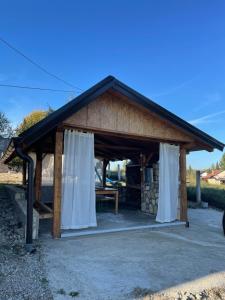 Το κτήριο όπου στεγάζεται  η παραθεριστική κατοικία