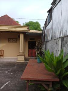 un tavolo in legno di fronte a una casa di Aurora Baji 