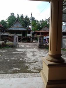 un parcheggio vuoto di fronte alle case di Aurora Baji 