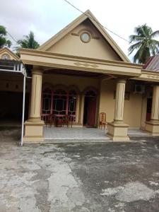 una casa con portico con tavolo e sedie di Aurora Baji  Altre 4 foto