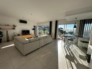 ein Wohnzimmer mit Sofa und Tisch in der Unterkunft Villa Martin AV-88 in Montjoys