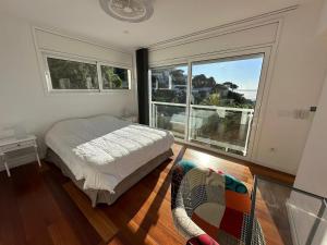 ein Schlafzimmer mit einem Bett und einem großen Fenster in der Unterkunft Villa Martin AV-88 in Montjoys + 73 Fotos