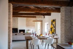 TV a/nebo společenská místnost v ubytování Attico Malatesta