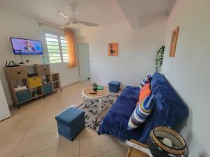 レザビームにあるHENRI Mangoの青いソファとテーブルのあるリビングルーム