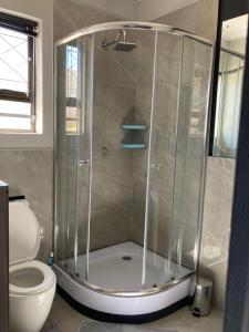 Koupelna v ubytování Gordon's Bay Mountain and Seaview + 12 fotografií