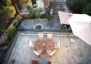 Kitta Mani Towerhouse - Mountain Views & Garden في Koíta: اطلالة علوية على فناء مع طاولة وكراسي