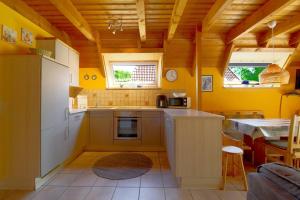 una piccola cucina con pareti gialle e un tavolo di SV2 Knechtsand 16 a Dorum-Neufeld