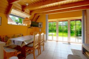 una sala da pranzo con tavolo, sedie e finestre di SV2 Knechtsand 16 a Dorum-Neufeld