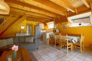 un soggiorno con un divano e un tavolo di SV2 Knechtsand 16 a Dorum-Neufeld Altre 8 foto