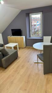 un salon avec un canapé et une table dans l'établissement Cosy 6 - Belfort centre, à Belfort